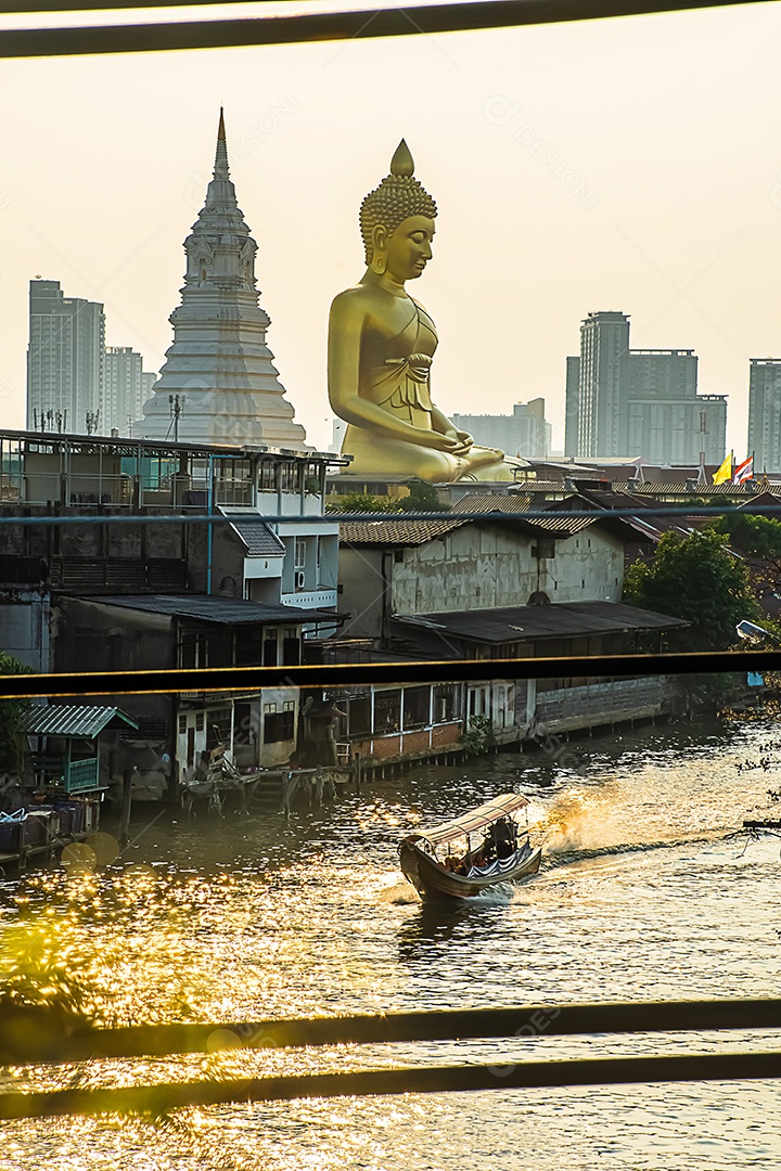 Grande Buda amarelo dourado em Wat Muang destino turístico religioso