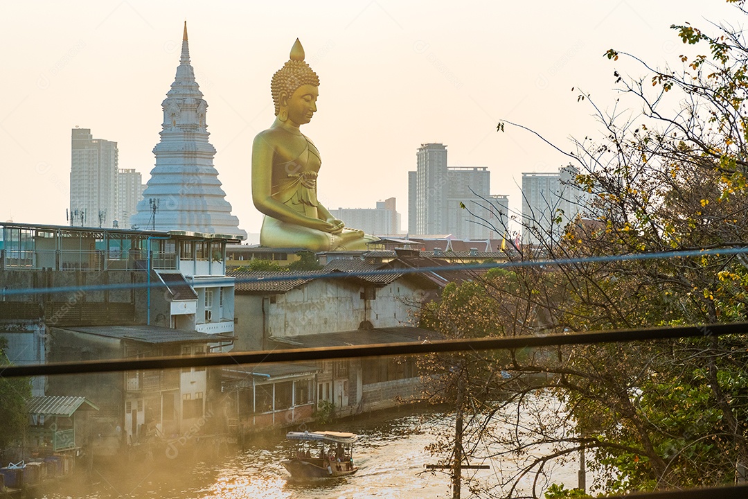 Grande Buda amarelo dourado em Wat Muang destino turístico religioso