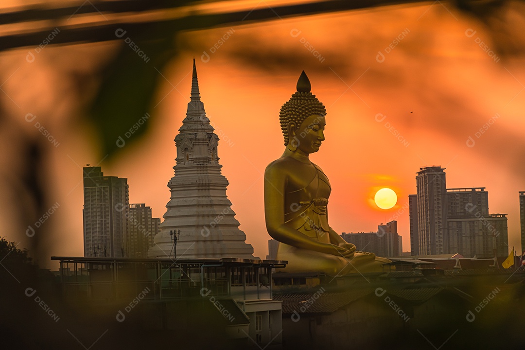 Grande Buda amarelo dourado em Wat Muang destino turístico religioso