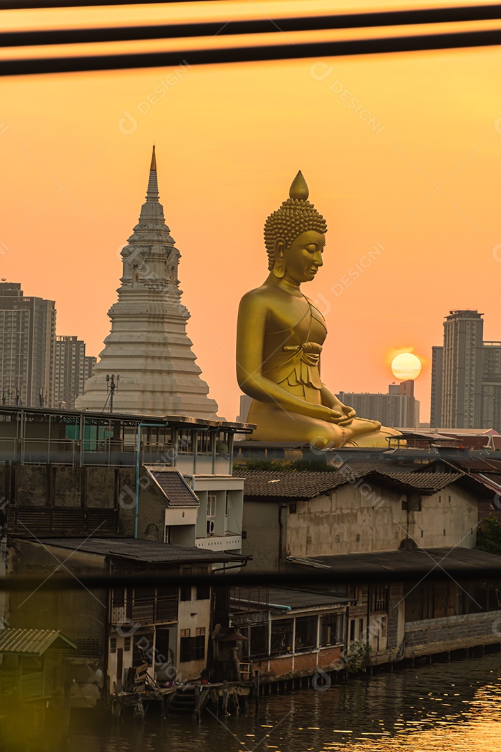 Grande Buda amarelo dourado em Wat Muang destino turístico religioso