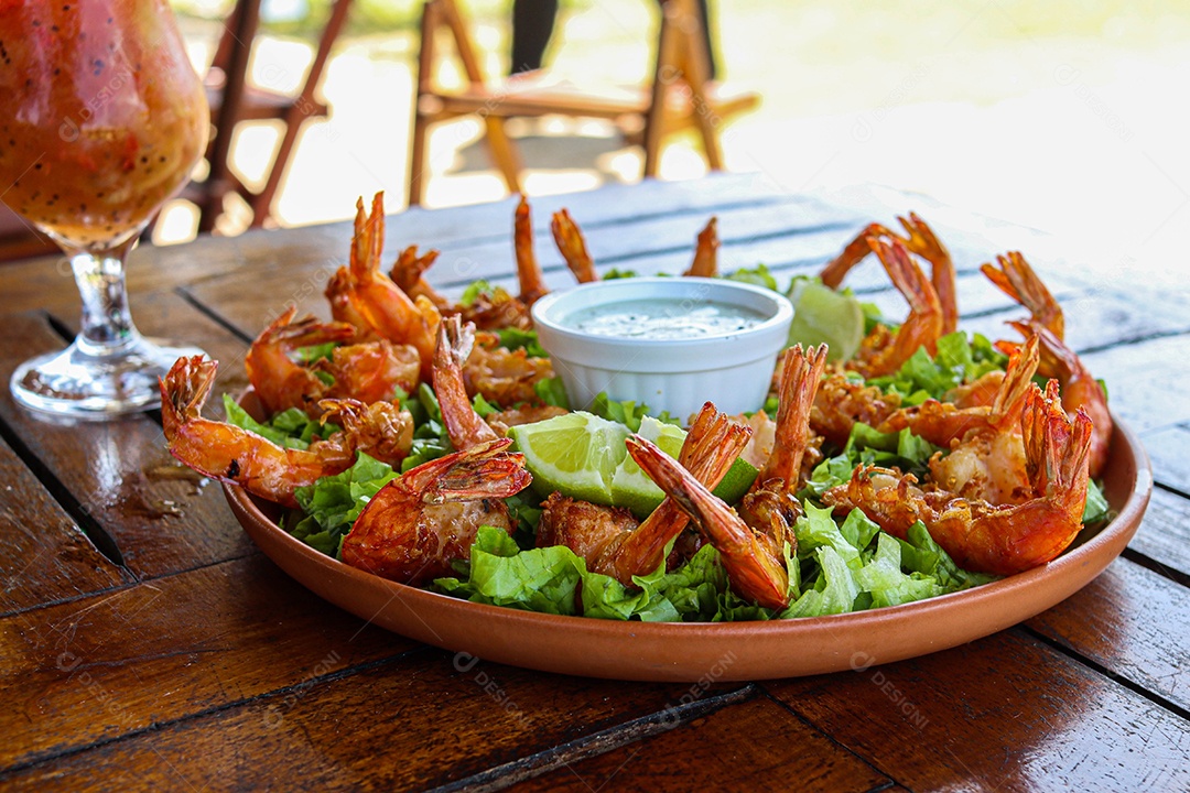 Porções de camarões sobre uma mesa de madeira