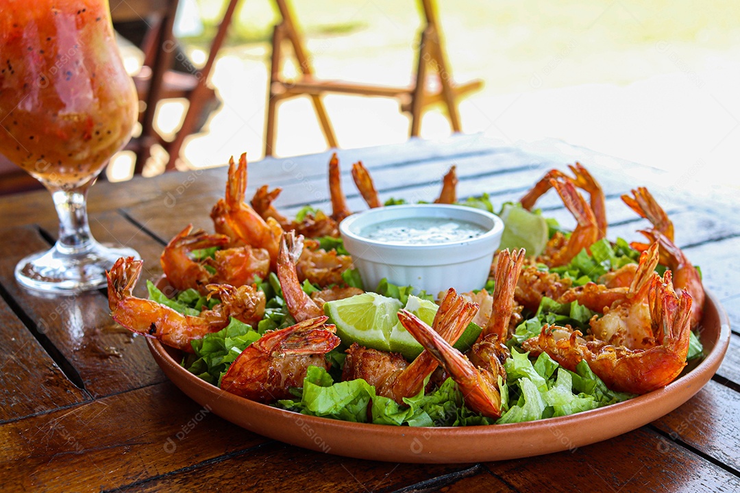 Porções de camarões sobre uma mesa de madeira
