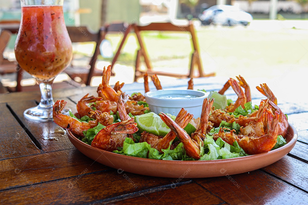 Porções de camarões sobre uma mesa de madeira