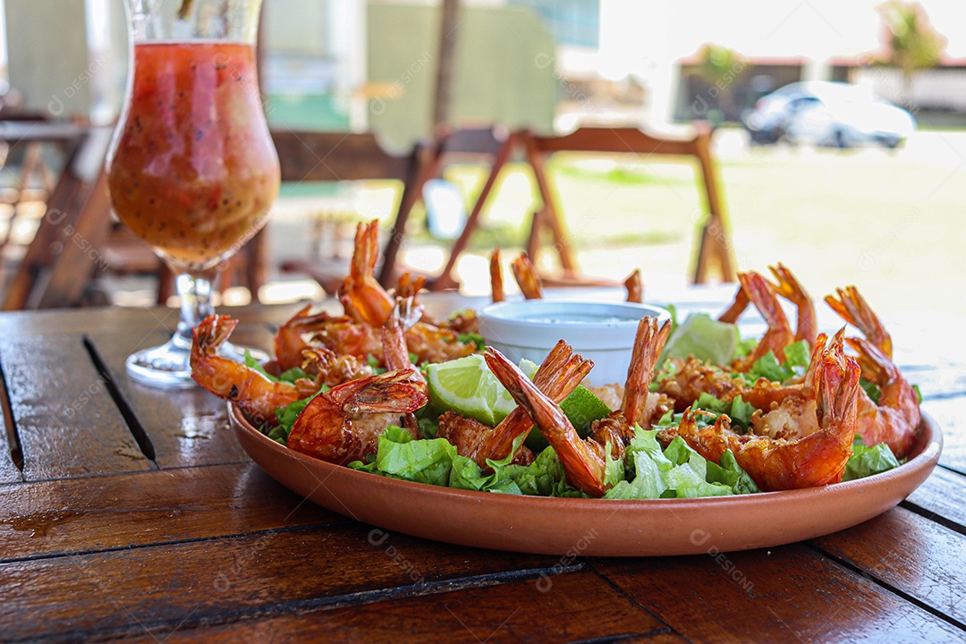 Porções de camarões sobre uma mesa de madeira