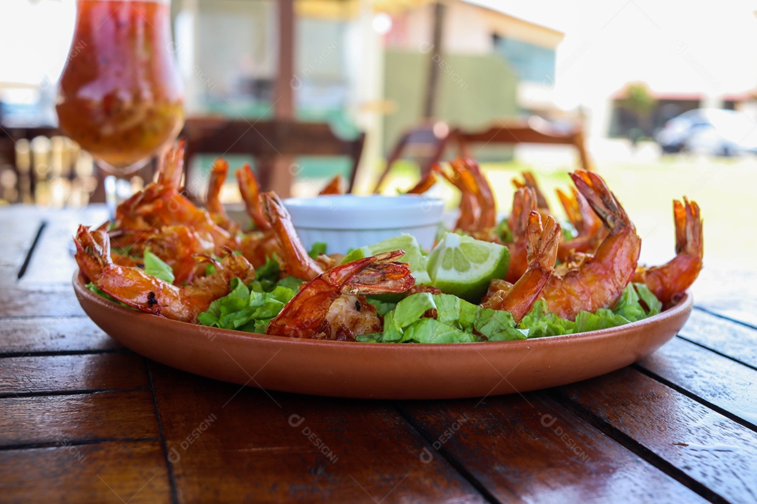 Porções de camarões sobre uma mesa de madeira