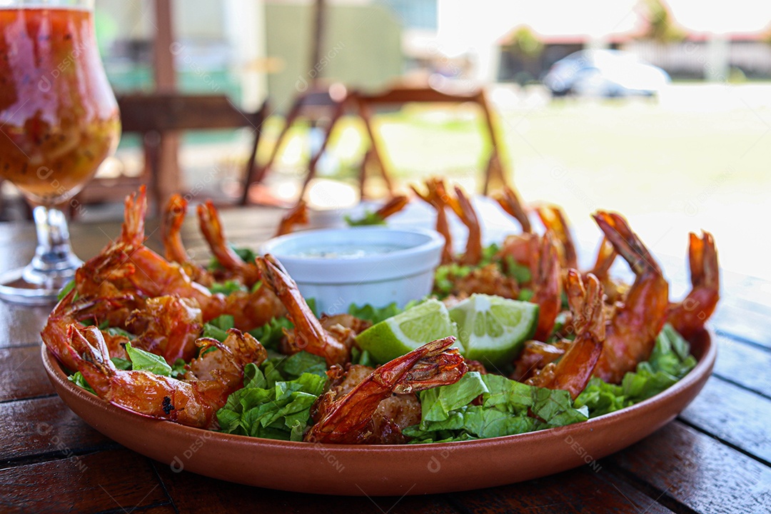 Porções de camarões sobre uma mesa de madeira