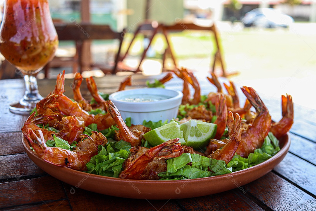 Porções de camarões sobre uma mesa de madeira