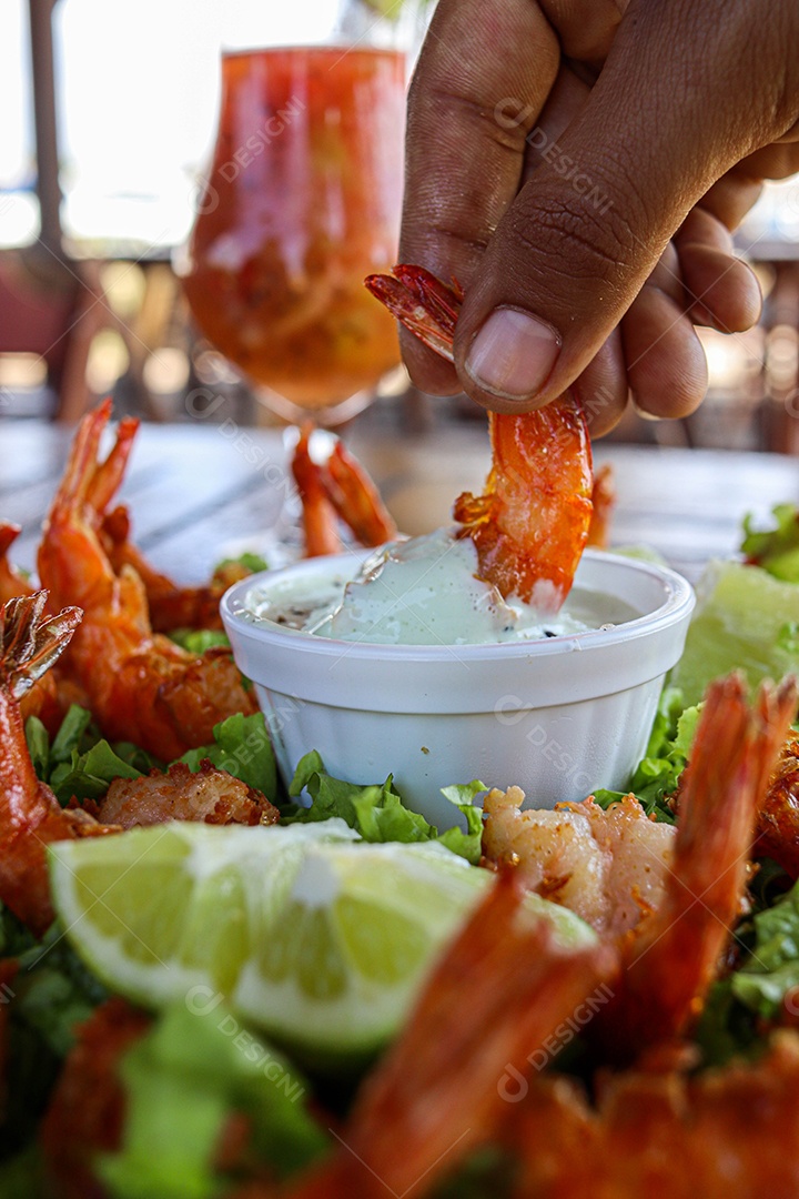 Porções de camarões sobre uma mesa de madeira