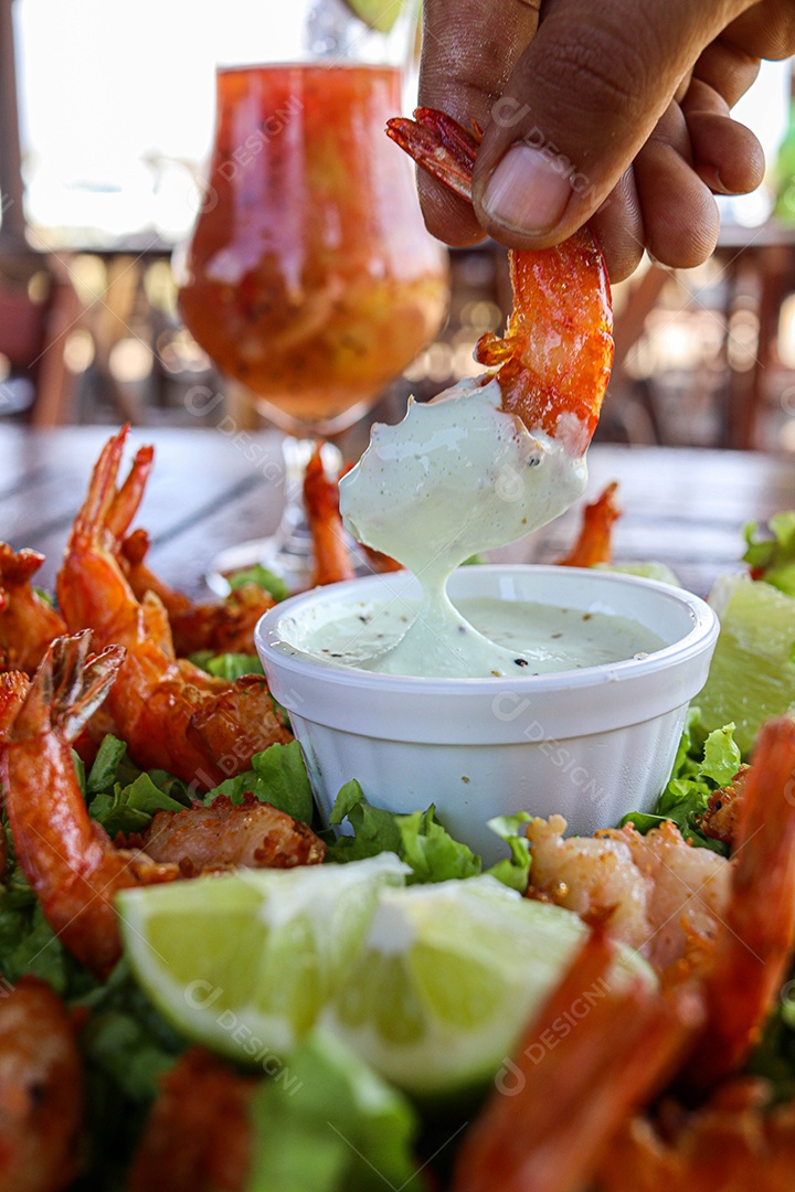 Porções de camarões sobre uma mesa de madeira