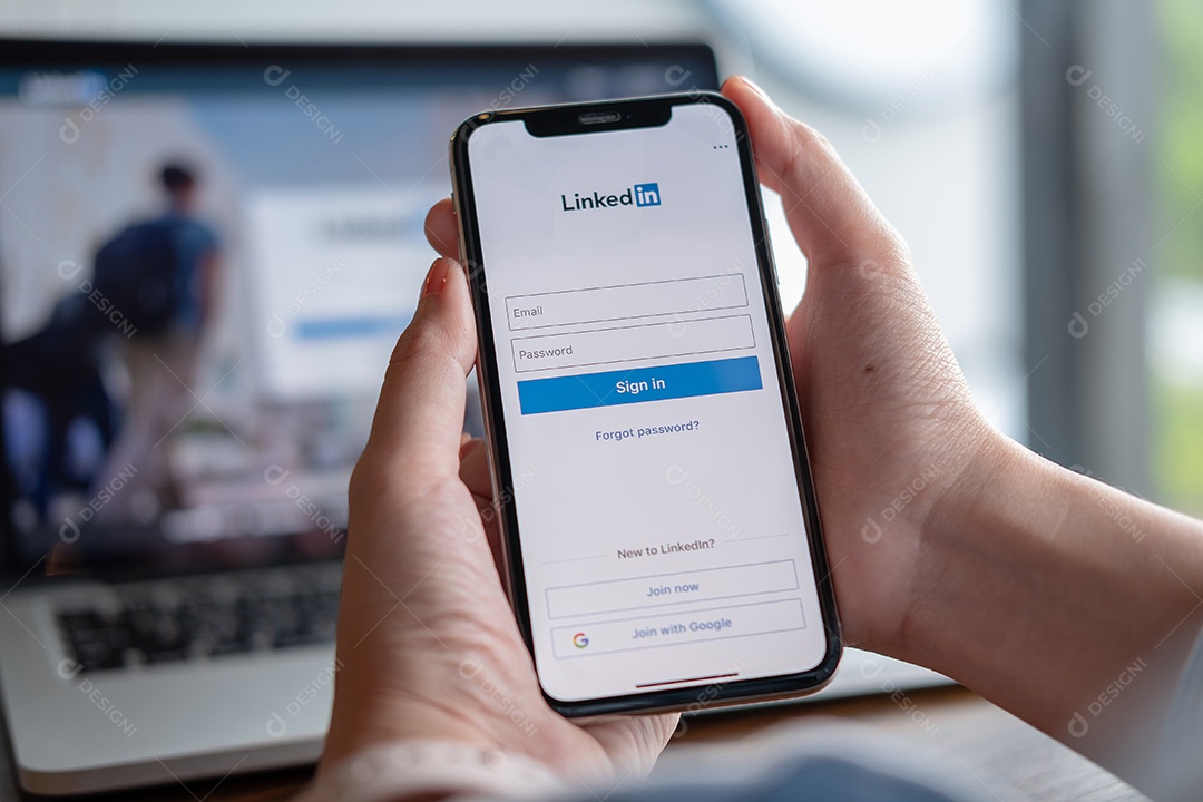 Um smartphone com o serviço de internet social Facebook na tela