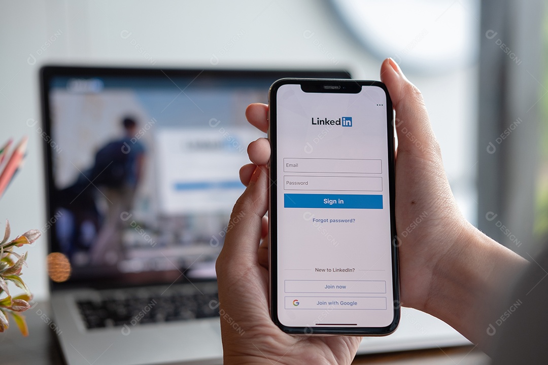 Um smartphone com o serviço de internet social Facebook na tela