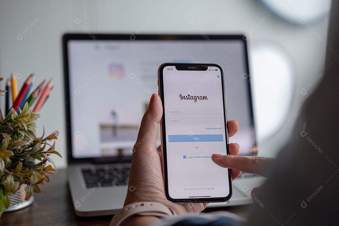 Um smartphone com o serviço de internet social Facebook na tela