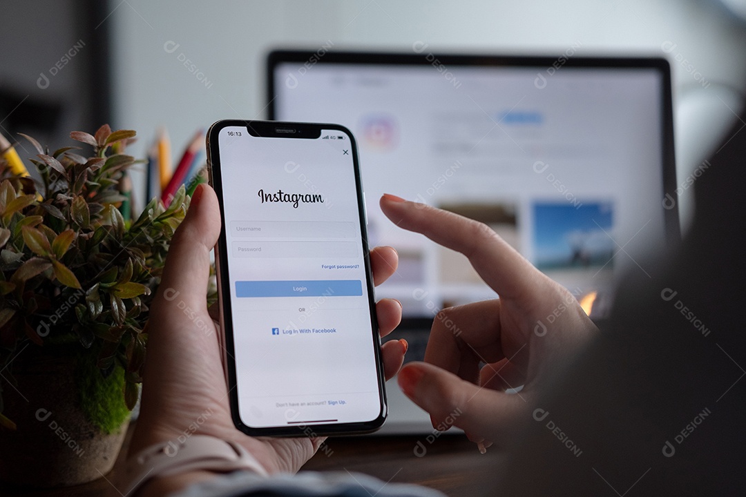 Um smartphone com o serviço de internet social Facebook na tela