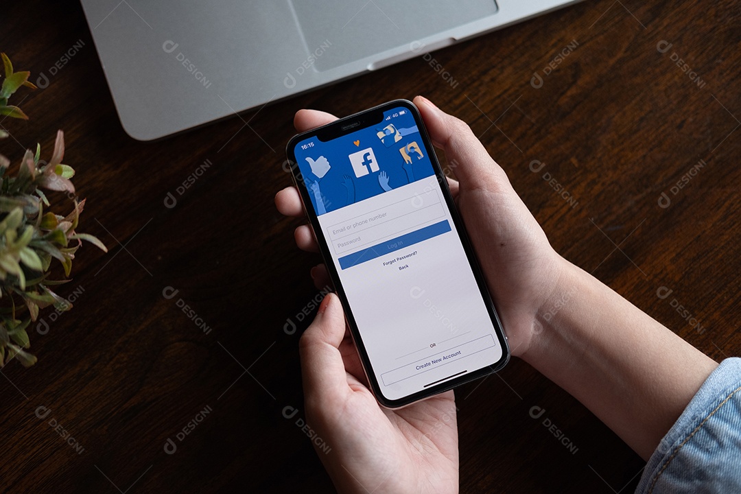 Um smartphone com o serviço de internet social Facebook na tela