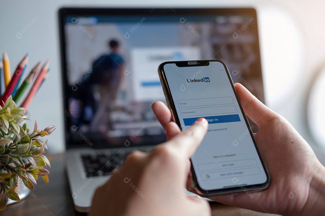 Um smartphone com o serviço de internet social Facebook na tela