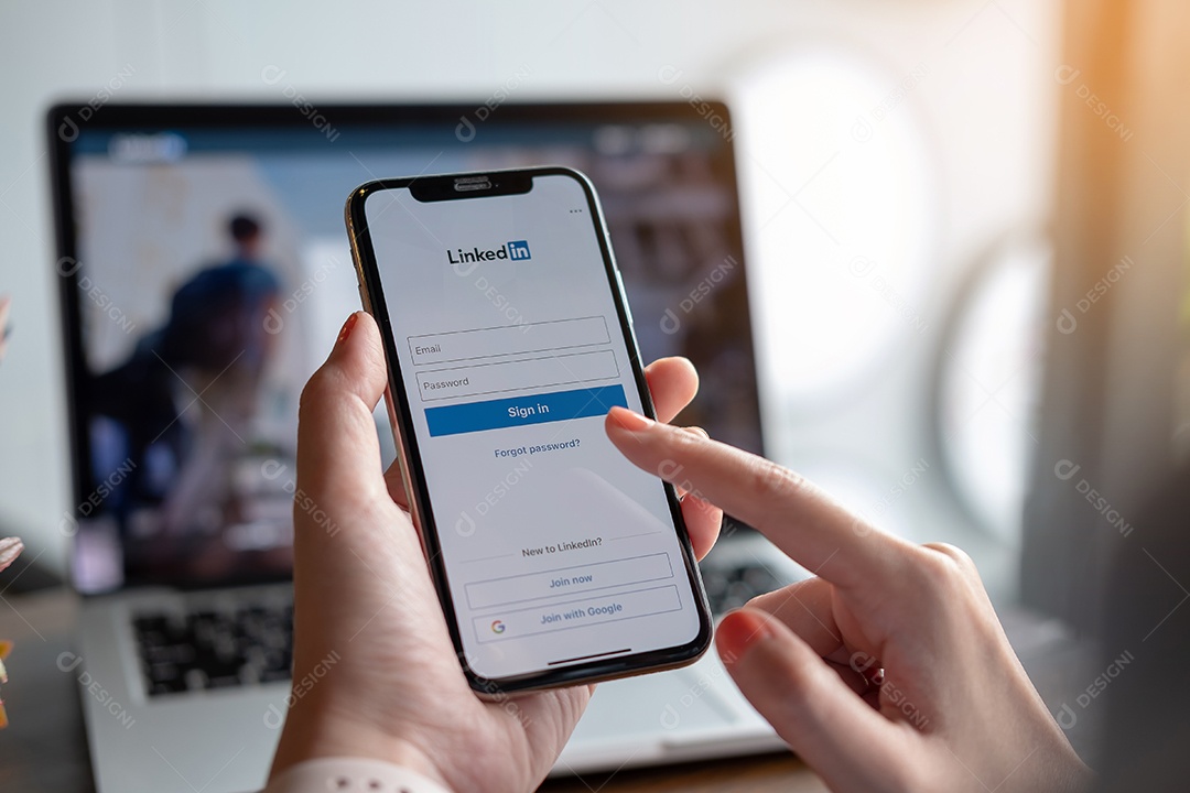 Um smartphone com o serviço de internet social Facebook na tela
