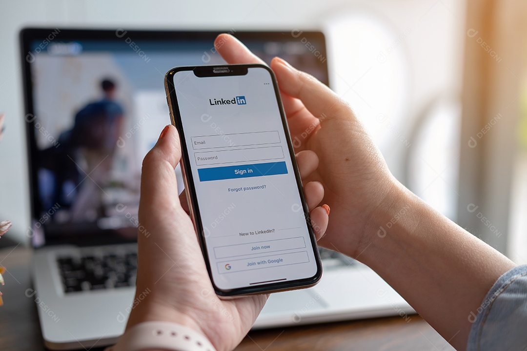 Um smartphone com o serviço de internet social Facebook na tela