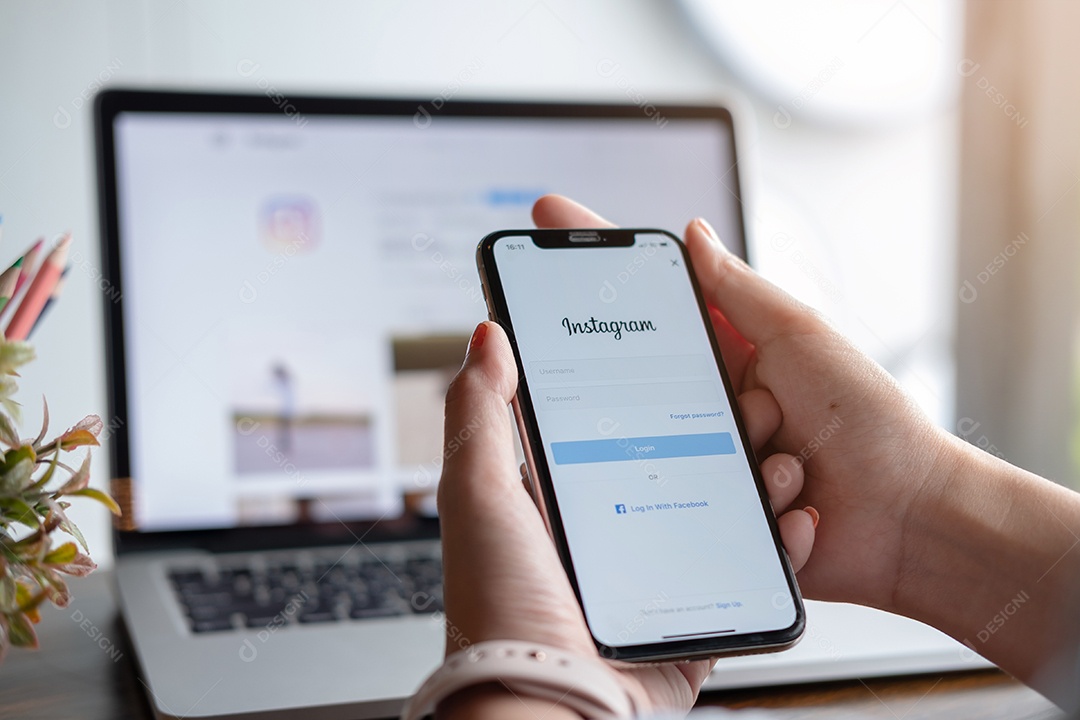 Um smartphone com o serviço de internet social Facebook na tela