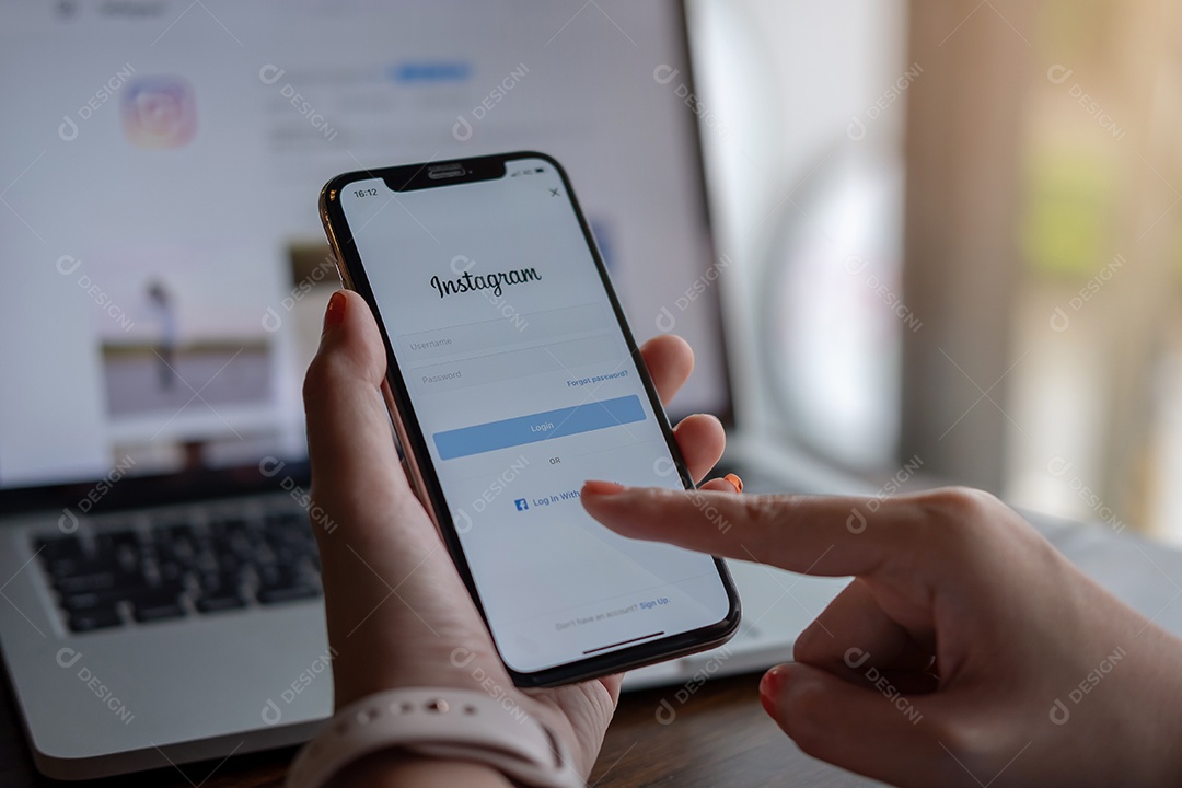Um smartphone com o serviço de internet social Facebook na tela