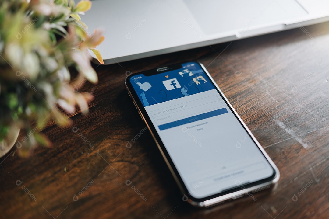 Um smartphone com o serviço de internet social Facebook na tela