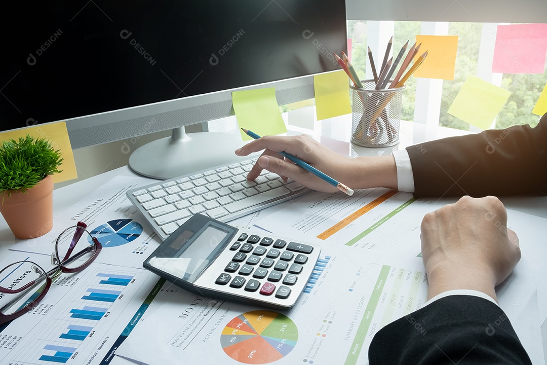 Empresária usa tecnologia e fazem apresentação de estratégia de negócios