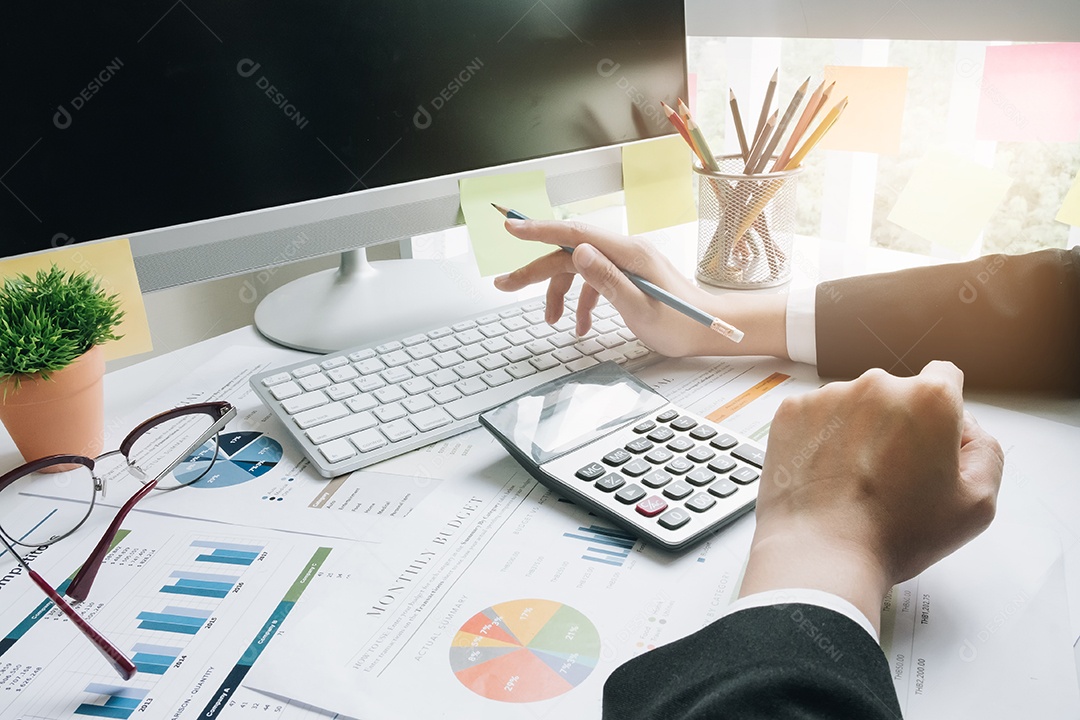 Empresária usa tecnologia e fazem apresentação de estratégia de negócios