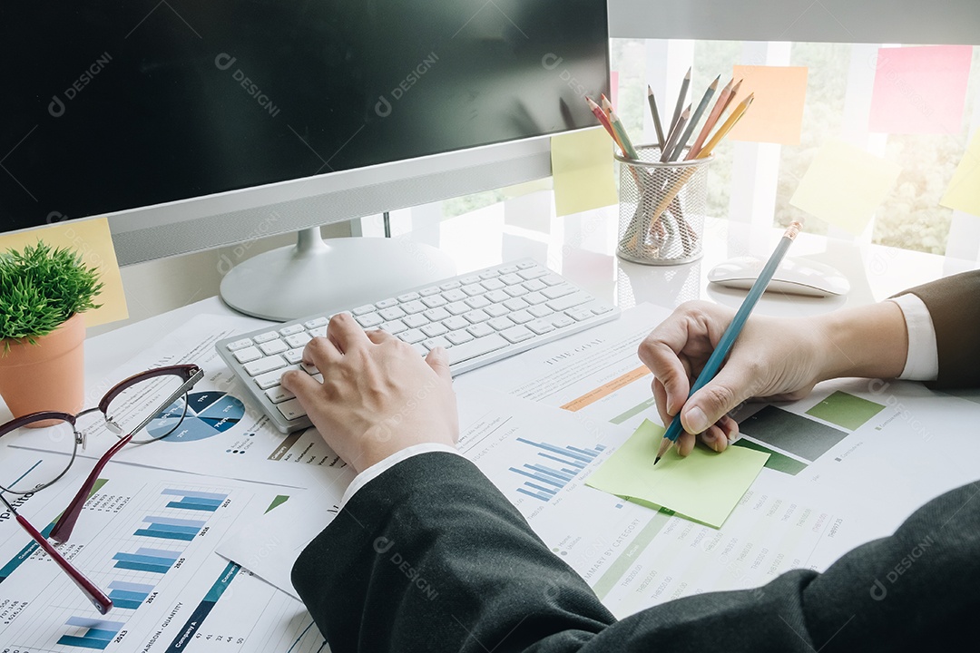 Empresária usa tecnologia e fazem apresentação de estratégia de negócios