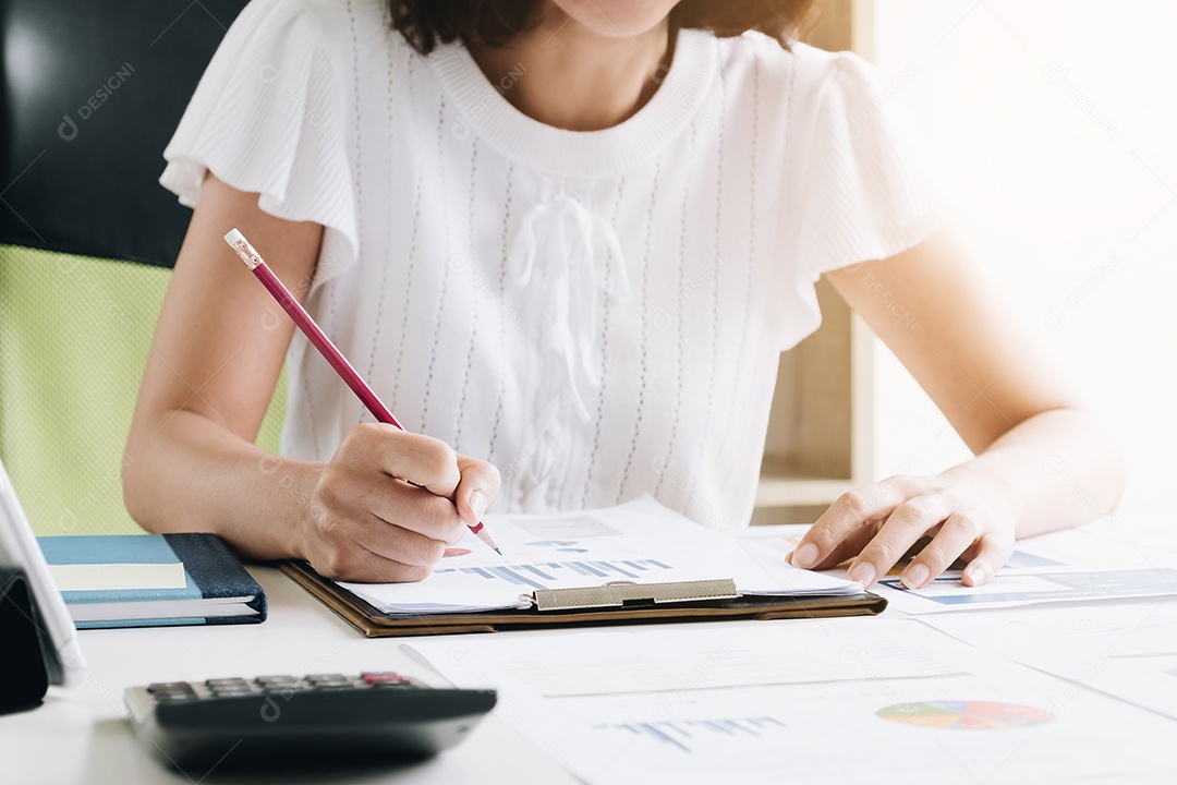 Empresária usa tecnologia e fazem apresentação de estratégia de negócios