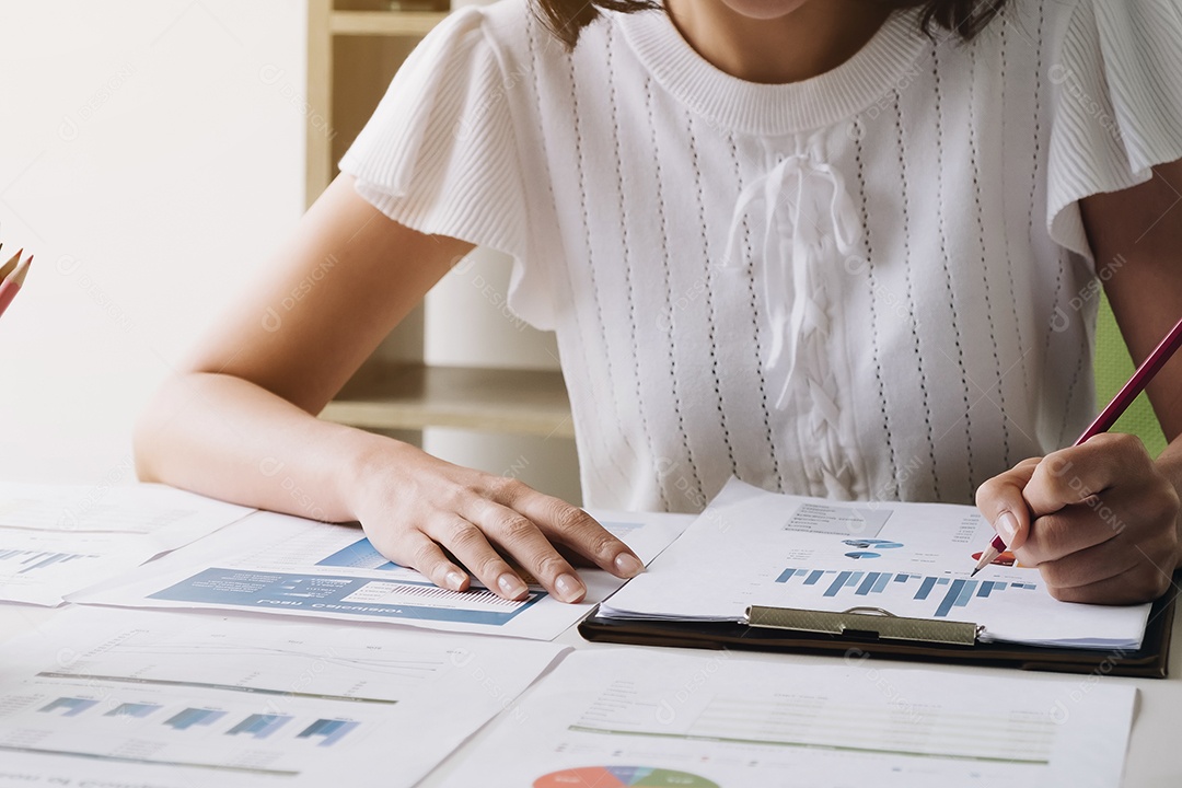 Empresária usa tecnologia e fazem apresentação de estratégia de negócios