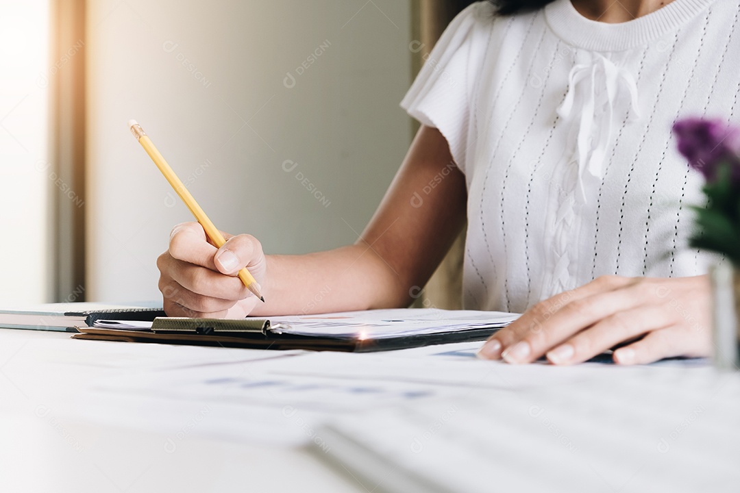 Empresária usa tecnologia e fazem apresentação de estratégia de negócios