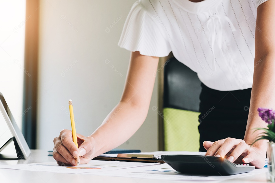 Empresária usa tecnologia e fazem apresentação de estratégia de negócios