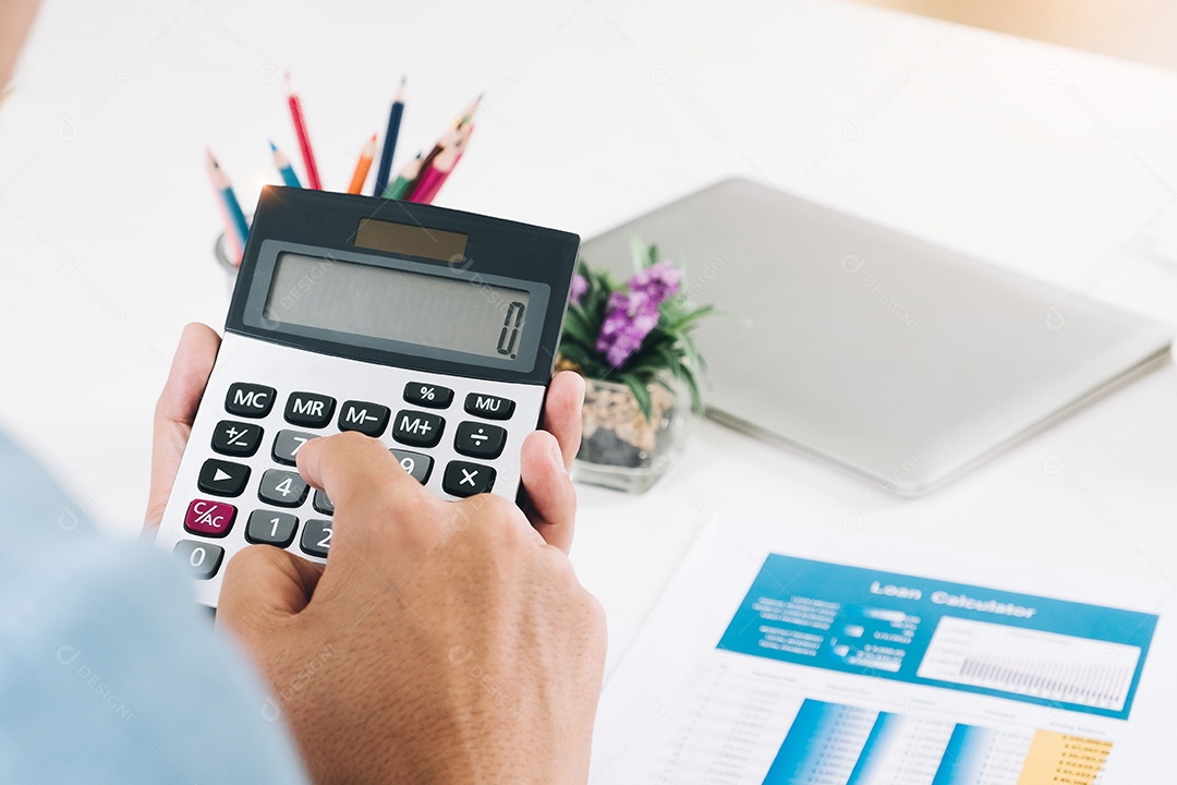 Empresário usa tecnologia e fazem apresentação de estratégia de negócios