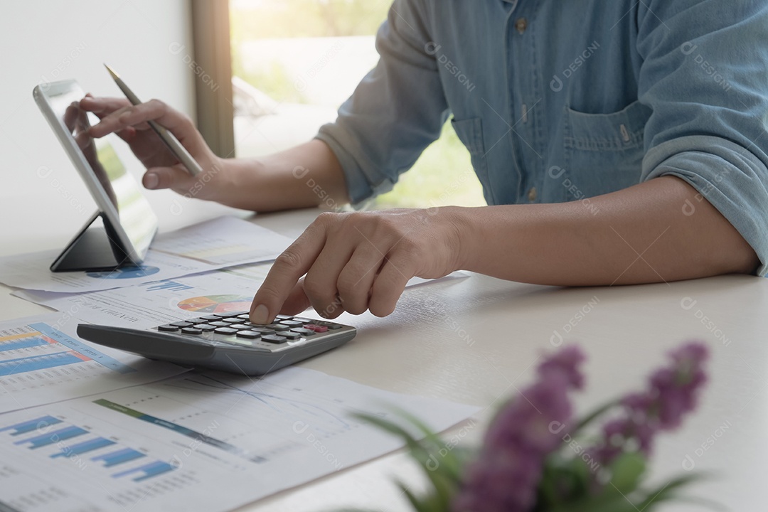 Empresário usa tecnologia e fazem apresentação de estratégia de negócios