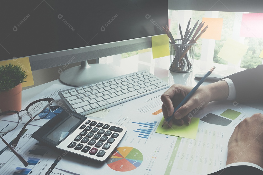 Empresário usa tecnologia e fazem apresentação de estratégia de negócios