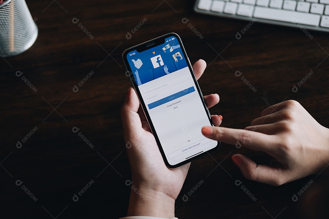 Um smartphone com o serviço de internet social Facebook na tela