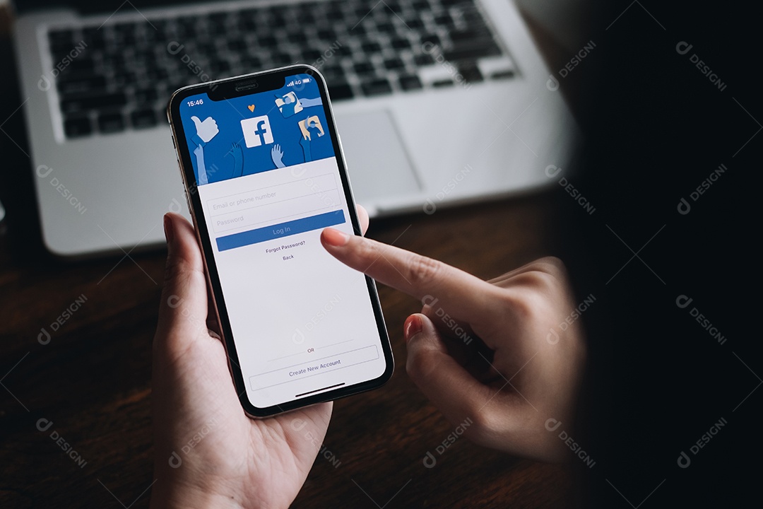 Um smartphone com o serviço de internet social Facebook na tela