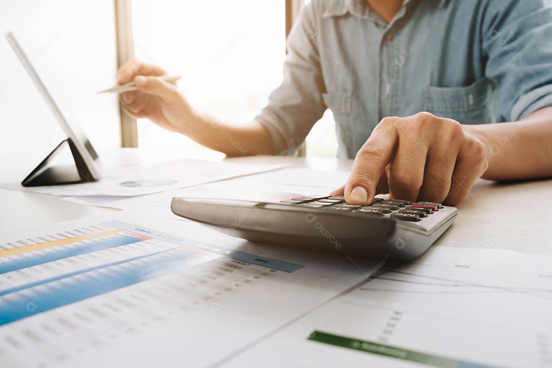 Empresário usa tecnologia e fazem apresentação de estratégia de negócios