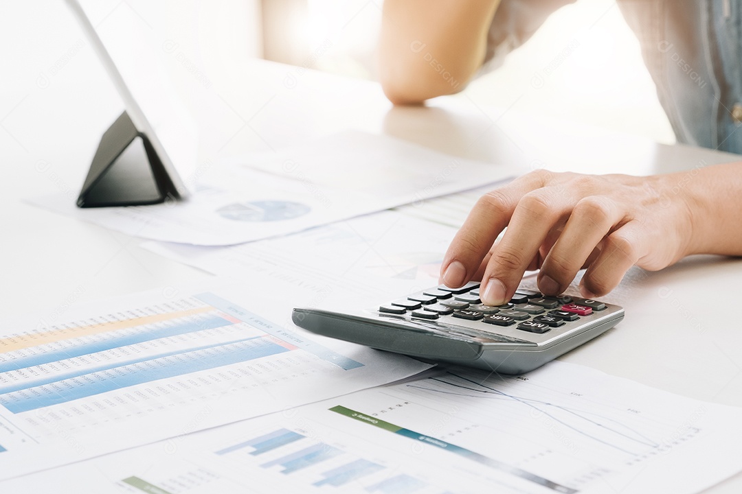 Empresário usa tecnologia e fazem apresentação de estratégia de negócios