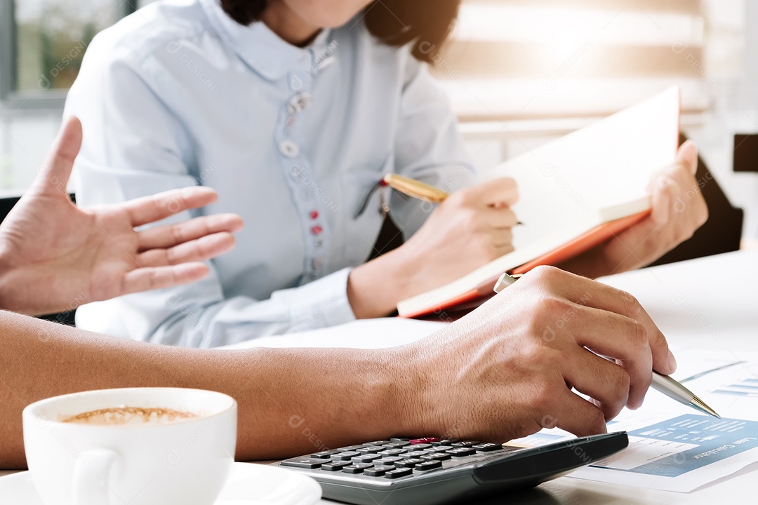 Empresário e sócio usam tecnologia e fazem apresentação de estratégia de negócios