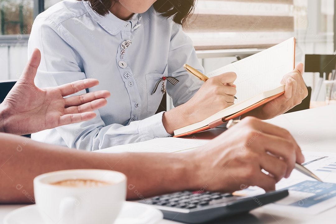 Empresário e sócio usam tecnologia e fazem apresentação de estratégia de negócios