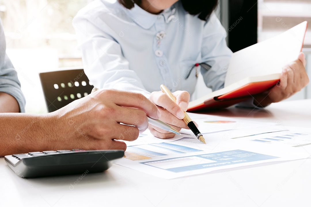 Empresário e sócio usam tecnologia e fazem apresentação de estratégia de negócios