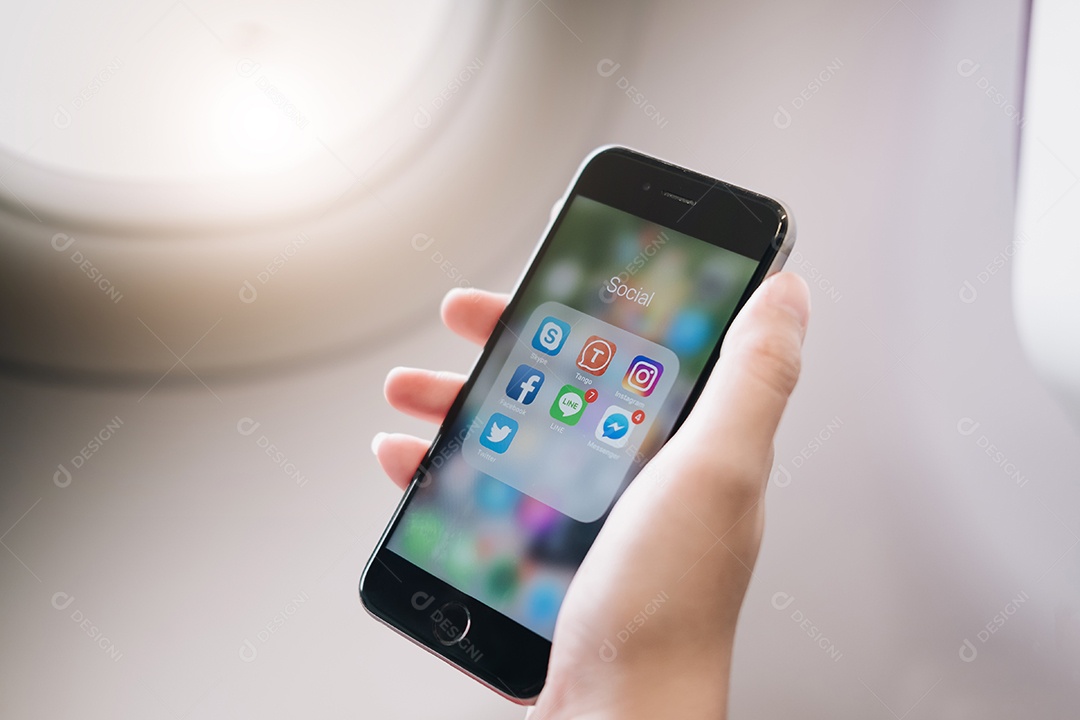 Mão de mulher usando Iphone 6S com ícones de mídia social na tela, estilo de vida do smartphone