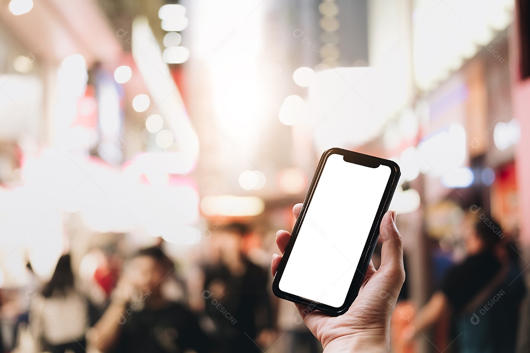 mão de uma mulher usando um telefone inteligente com tela em branco