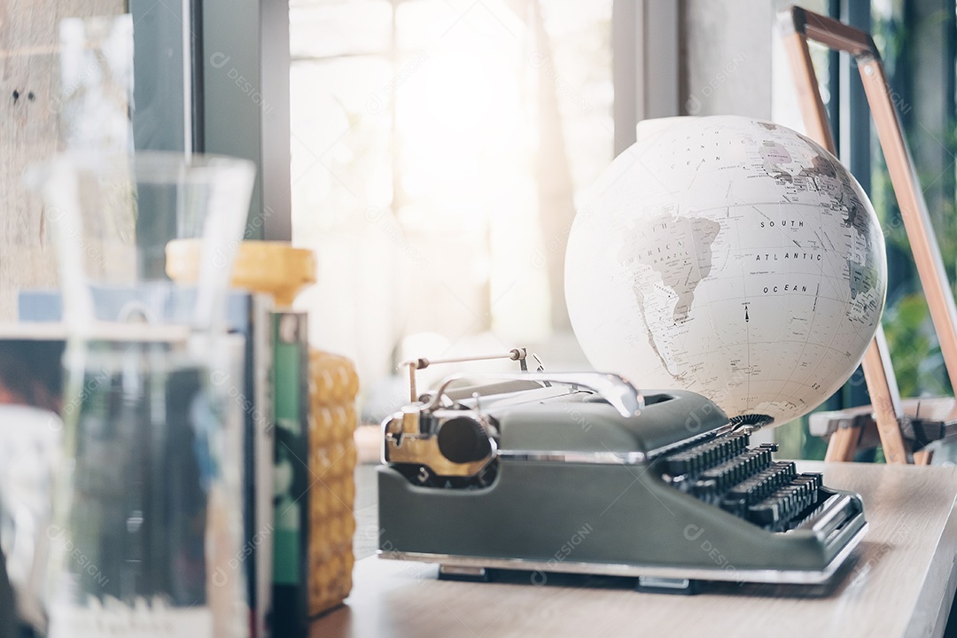 Máquina de escrever vintage no mapa-múndi de mesa e globo.