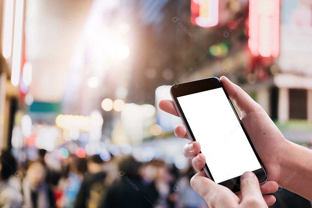 mão de uma mulher usando um telefone inteligente com tela em branco