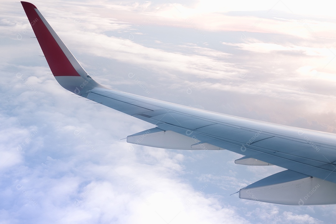 Nuvens e céu com pôr do sol. Conceito de viagem