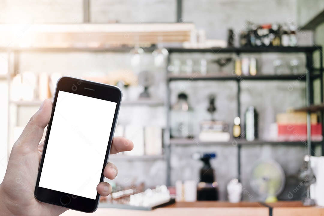 mão de uma mulher usando um telefone inteligente com tela em branco no laboratório.