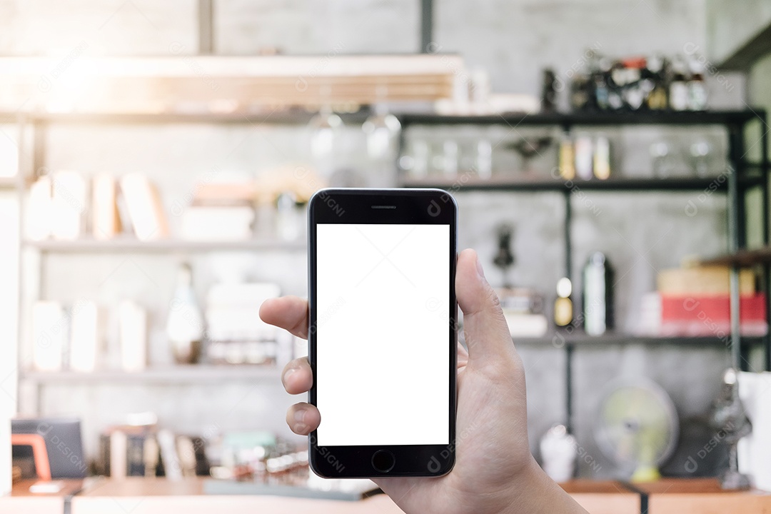 mão de uma mulher usando um telefone inteligente com tela em branco no laboratório.
