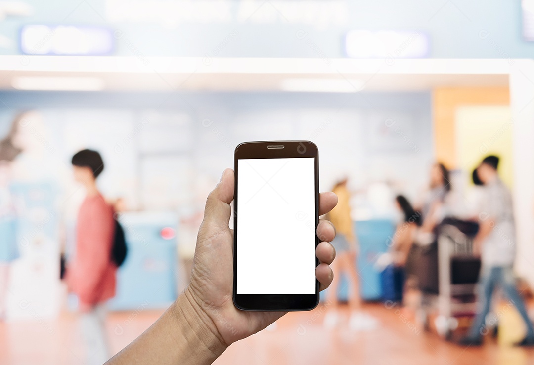 mão de uma mulher usando um telefone inteligente com tela em branco no laboratório.