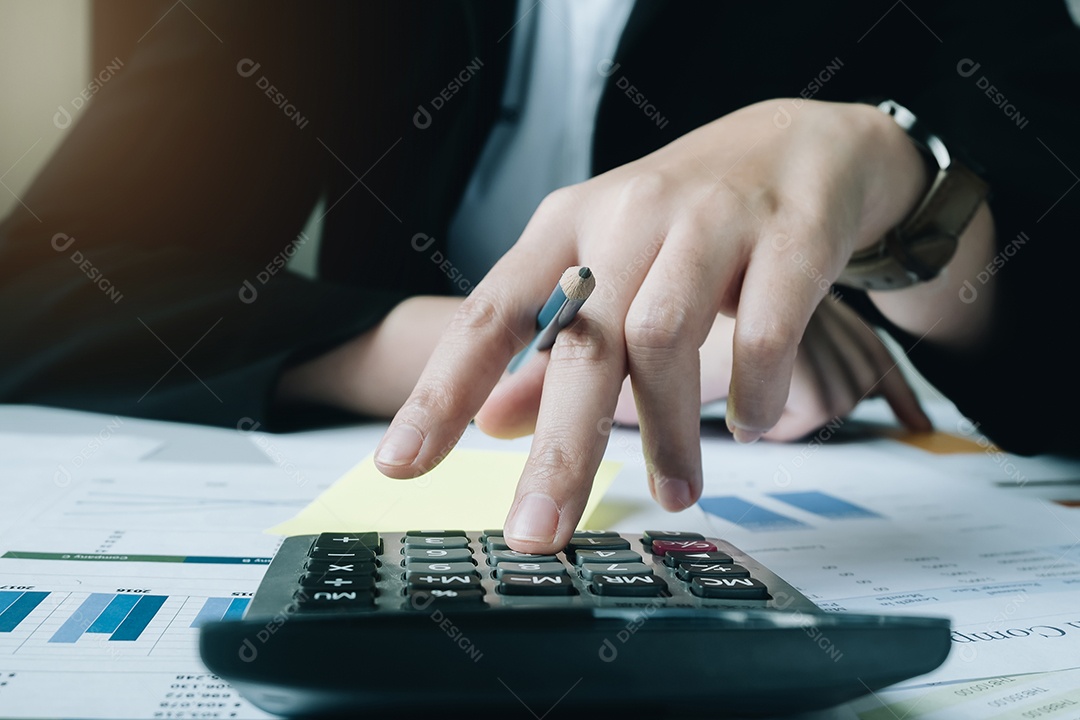 mulher de negócios usando a calculadora para fazer finanças